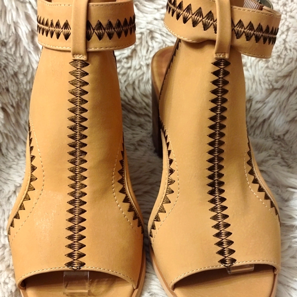 Women Tan & Brown Mule Style Ankle Strap Size 10 Shoes.